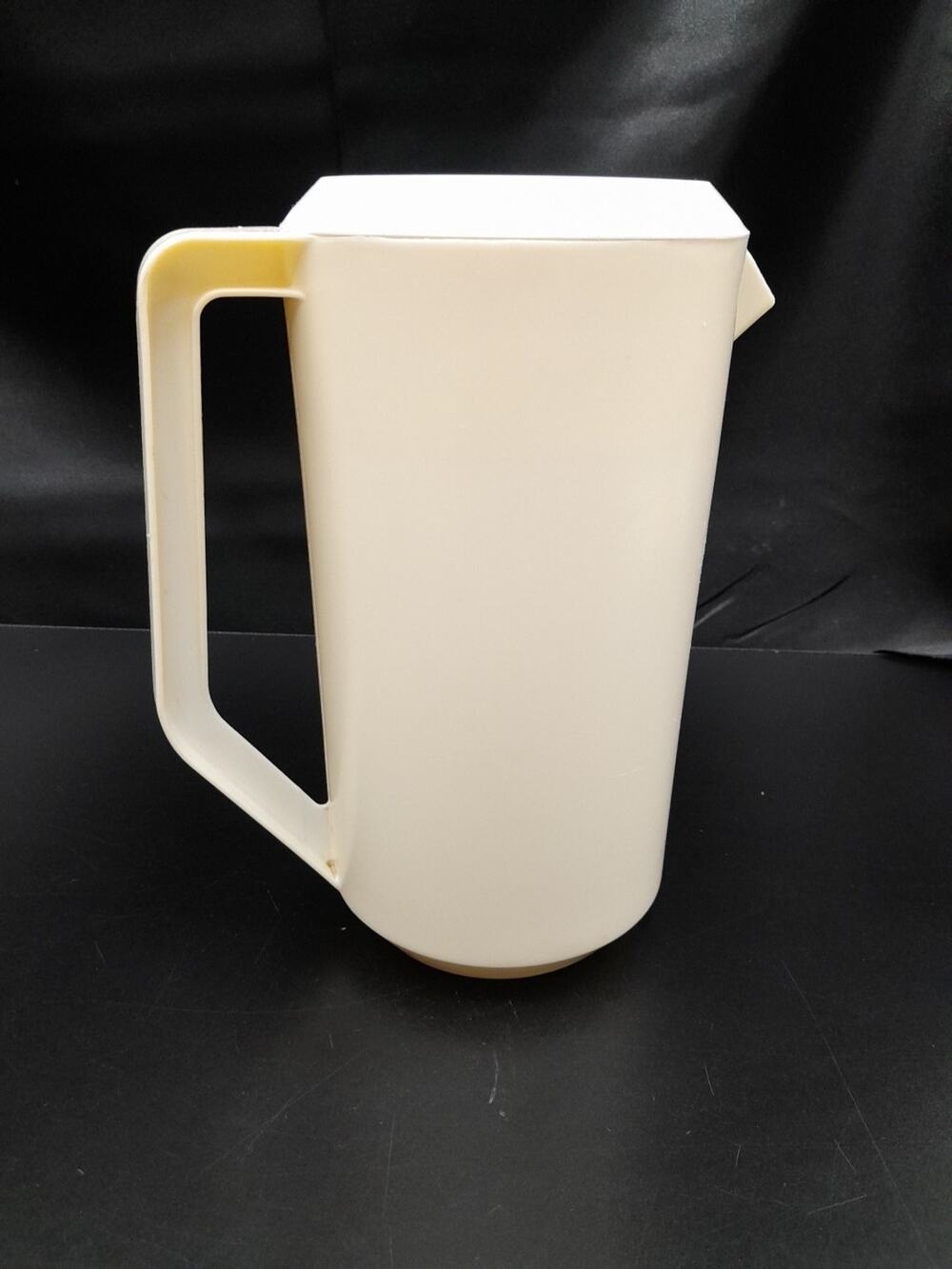 Vintage Rubbermaid #2445 Cream 2 1/4 Quart Pitcher w/ Slotted White Lid
